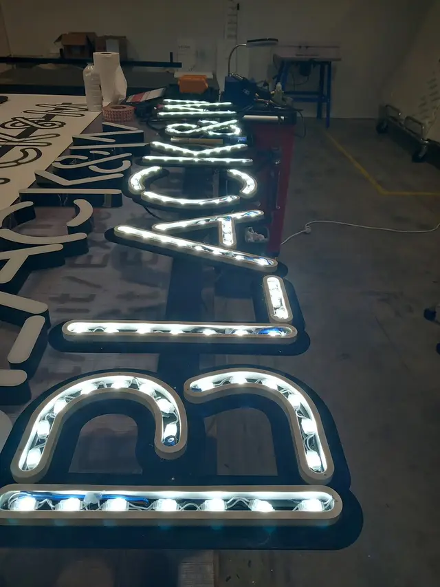 Test des lettres LED avant livraison